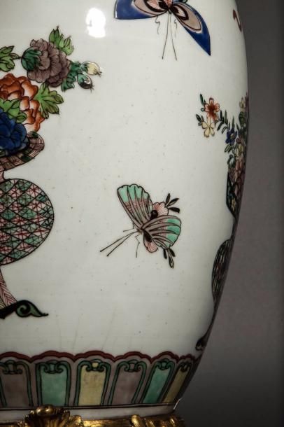 null Potiche couverte en porcelaine de la famille verte décorée en émaux polychromes...