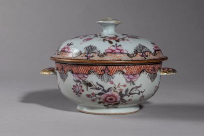 null Petit bouillon couvert en porcelaine de la famille rose décoré de motifs floraux....