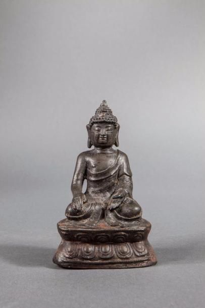 Buddha Akshobhya assis en vajrasana sur un...