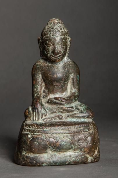 null Buddha Maravijaya assis sur un socle lotiforme. Bronze à haute teneur de cuivre....