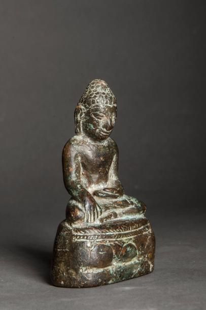 null Buddha Maravijaya assis sur un socle lotiforme. Bronze à haute teneur de cuivre....