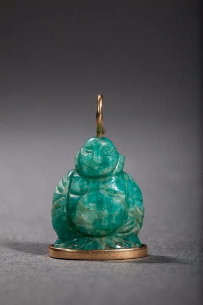  Pendentif en jade ciselé d'un buddha. Chine. Ht 3 cm.