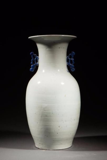 null Vase balustre orné au col d'une paire d'anses en ajour en porcelaine blanche...