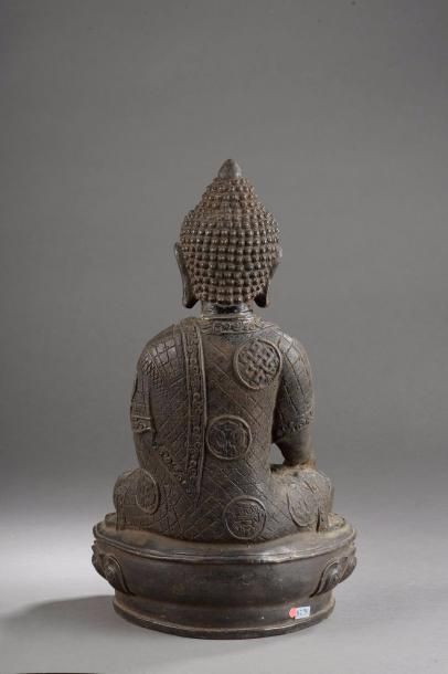 null Buddha Amitayus assis en méditation sur un socle lotiforme vêtu de la robe monastique...