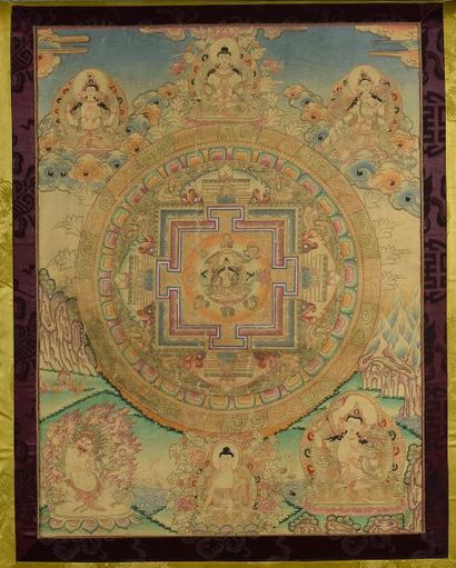 null Tanka Mandala, Tara verte illustré sur trois registres de Boddhisatvas et Dharmapalas...