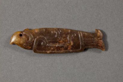 Amulette ciselée du poisson Yu symbole de prospérité. Jade brun. Chine. Dynastie...