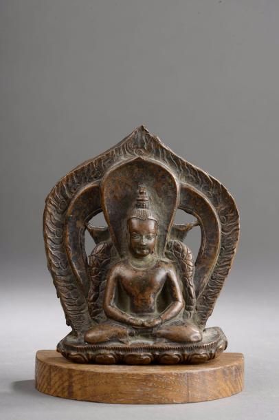 null Le Buddha Amitâbha assis en dhyanasana les mains en dhyanamudra coiffé d'un...