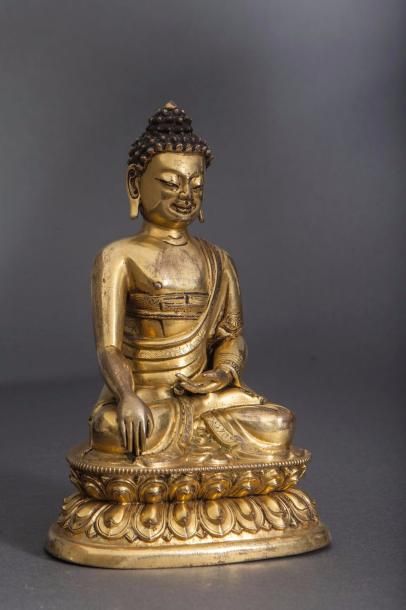 null Buddha Maravijaya assis en Bumishparsha mudra sur un double socle lotiforme...