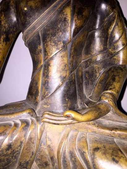 null Buddha Maravijaya assis sur un double socle lotiforme vêtu de la robe monastique...