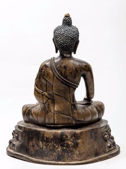 null Buddha Maravijaya assis sur un double socle lotiforme vêtu de la robe monastique...