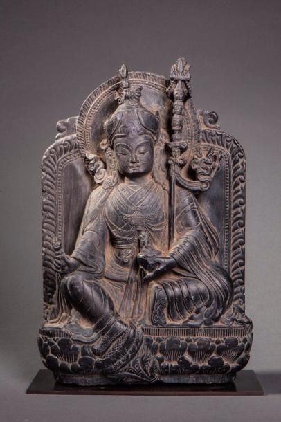 null Stèle Padmasambava assis en lalitasana vêtu d'une robe monastique et coiffé...