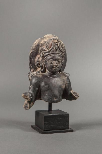 Buste de Boddhisattva coiffé d'un diadème...