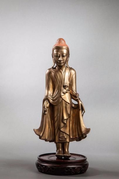 null Buddha debout en posture hiératique déployant les pans de sa robe monastique...
