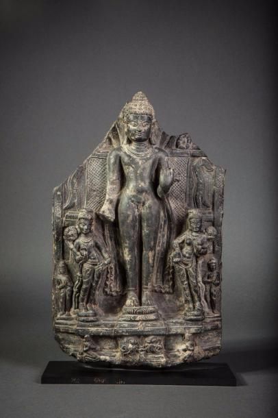 Stèle illustrant Buddha debout en abayamudra...