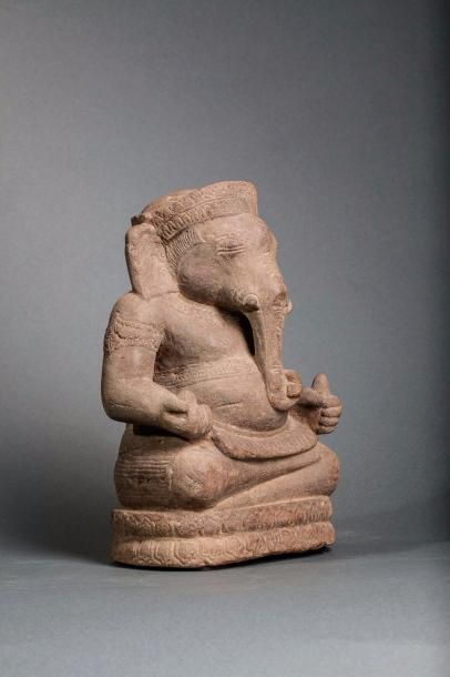 null Ganesh assis en virasana sur un socle lotiforme vêtu d'un sampot au drapé plissé...