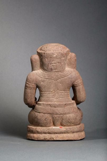 null Ganesh assis en virasana sur un socle lotiforme vêtu d'un sampot au drapé plissé...