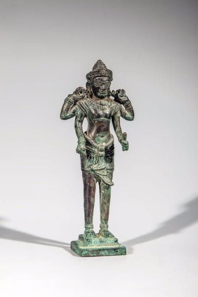 Vishnu debout dans une posture hiératique...