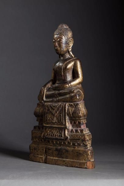 null Buddha Maravijaya assis sur un socle étagé lotiforme couvert d' une double bannière...