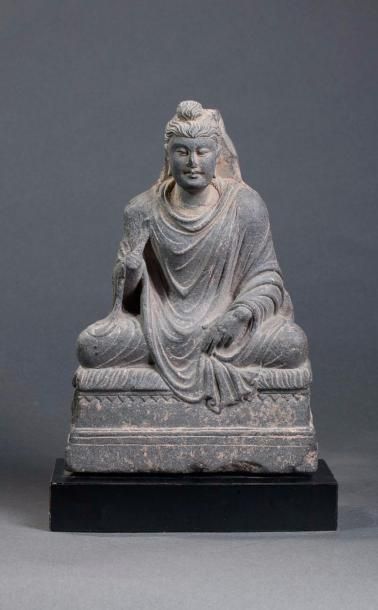 Buddha Maïtreya, assis en méditation sur...