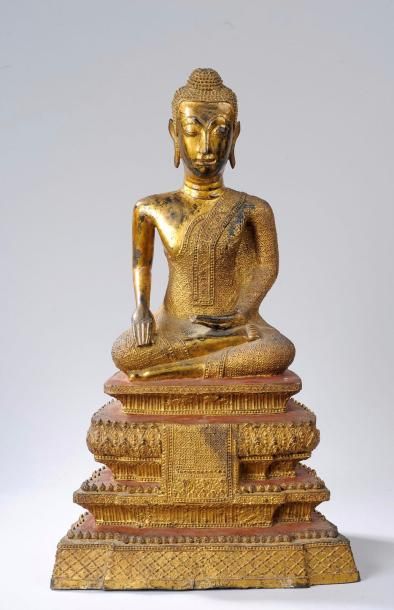 null Buddha Maravijaya assis sur un haut tertre pyramidal à frises géométriques et...