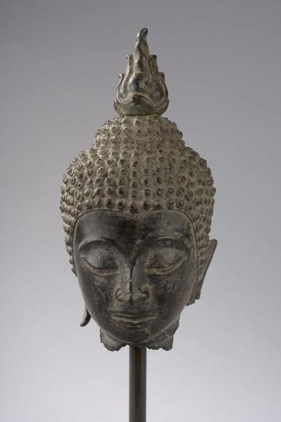 Tête de Buddha coiffée de fines bouclettes...