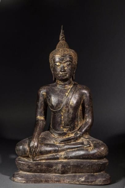 null Buddha Marivajaya assis en virasana une main en bumishparshamudra touchant la...