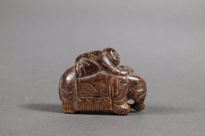  Adorant sur le dos d'un éléphant portant une offrande. Jade brun. Chine. Dynastie...
