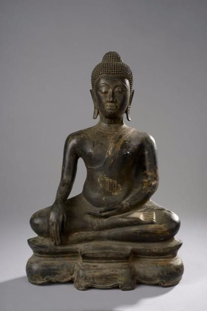 Buddha Maravijaya assis sur un socle à piètement...