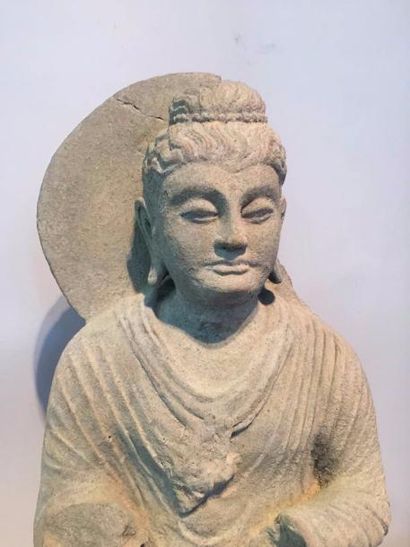 null Boddhisattva Maïtreya assis en méditation sur un socle lotiforme à double rangées...