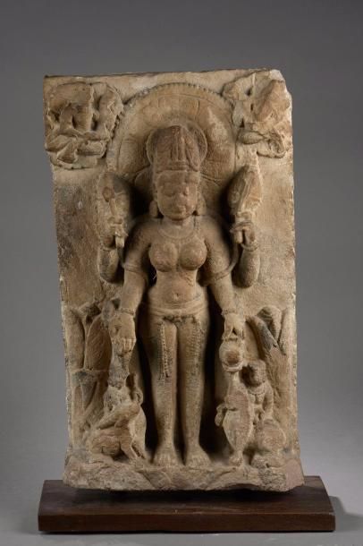 Stèle Lakshmi figurée debout dans une posture...