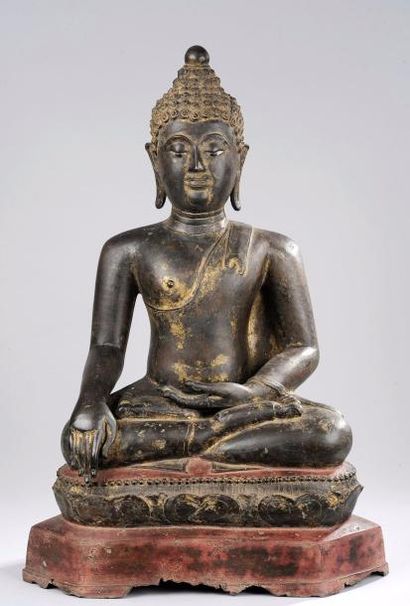 Buddha Maravijaya assis en vajrasana sur...
