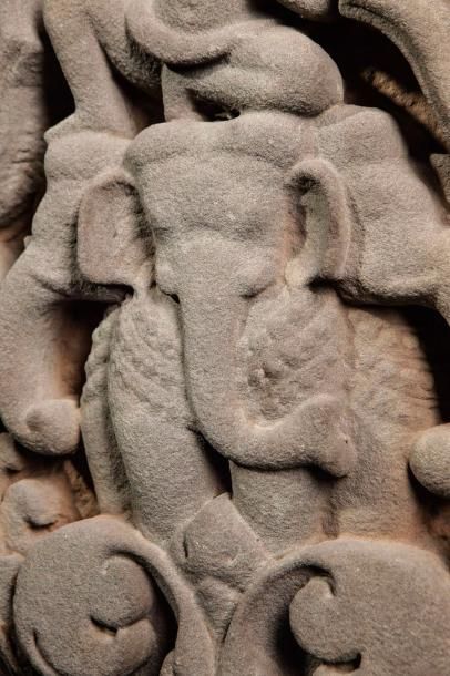 null Frise de sanctuaire illustrant Indra chevauchant l'éléphant tricéphale Airavana...