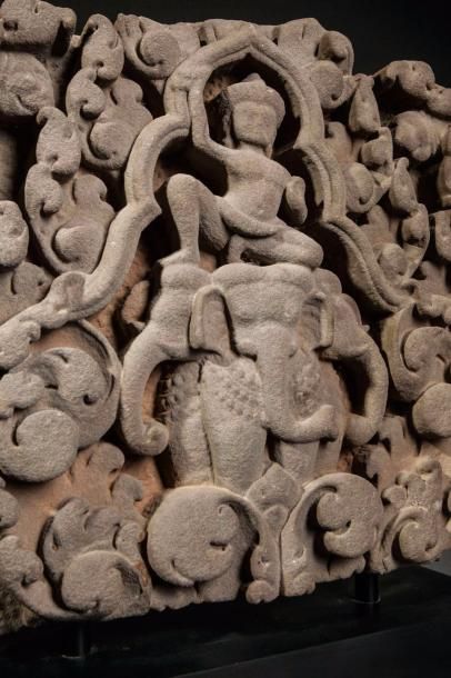 null Frise de sanctuaire illustrant Indra chevauchant l'éléphant tricéphale Airavana...