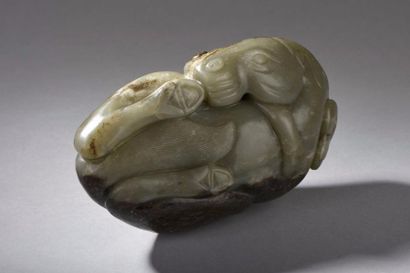  Cheval figuré couché et lové. Jade. Chine. Dynastie Ming. 1368 à 1644. Ht 18cm x...