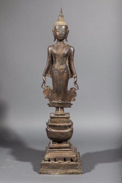 null Buddha debout sur un haut socle étagé. Bronze. Laos. Royaume de Bansaï Fong....