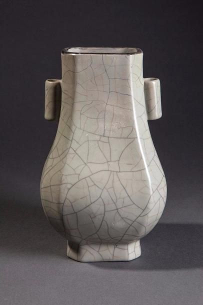 null Vase de forme Gu en porcelaine monochrome gris craquelé. Chine. Dynastie Qing....