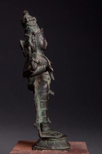 null Vishnu debout dans une posture hiératique sur un piédestal lotiforme sous une...