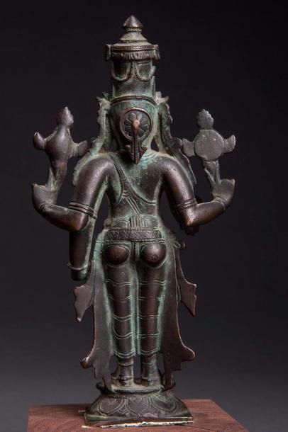 null Vishnu debout dans une posture hiératique sur un piédestal lotiforme sous une...
