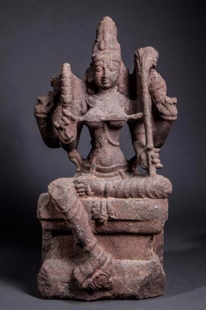 null Shri-Devi parèdre de Vishnu assise en lalita asana sous sa forme à 4 bras tenant...