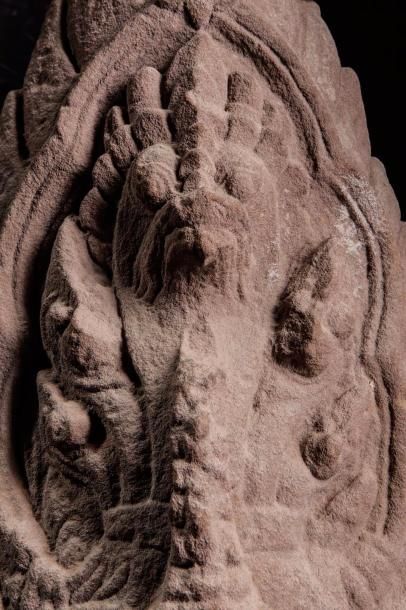 null Pilier de sanctuaire illustré du naga tricéphale dans une arcature polylobée...