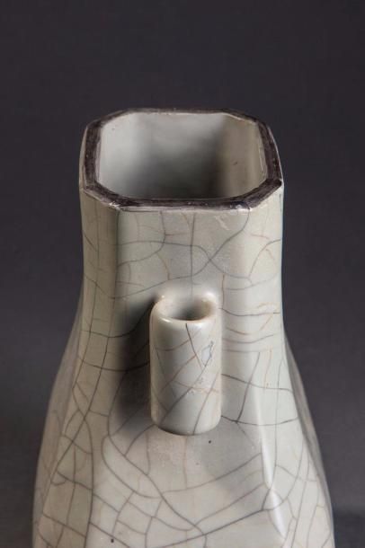  Vase de forme Gu en porcelaine monochrome gris craquelé. Chine. Dynastie Qing. 19...