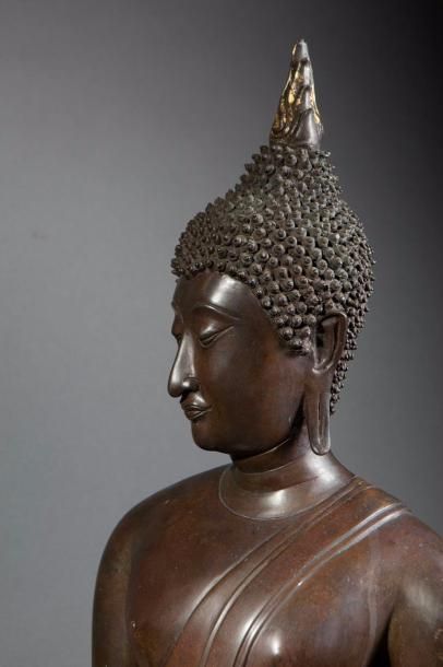 null Buste de Buddha marchand au visage et au corps juvénile moulé d'une robe monastique...