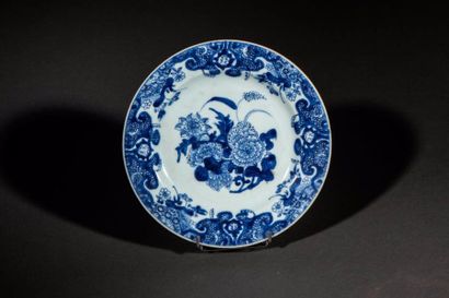  Deux assiettes en porcelaine blanche décorée en bleu cobalt sous couverte de motifs...