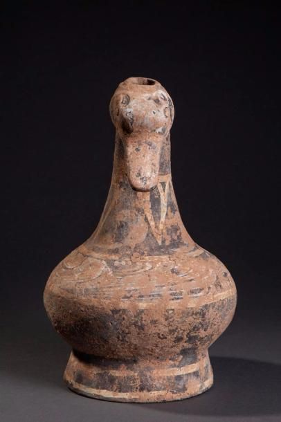 null Vase zoomorphe à corps pansu sur piédouche et tête de canard .Terre cuite à...