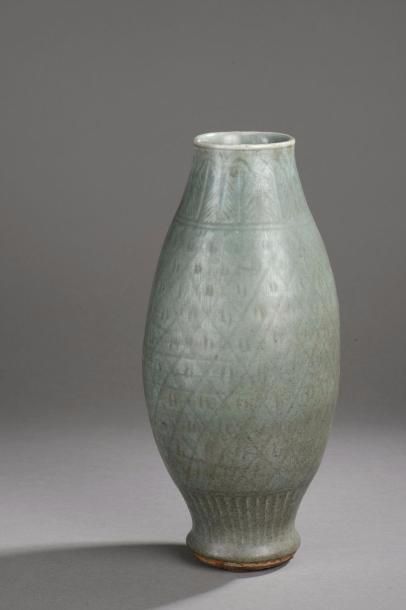 Vase du Longquan de forme renflée à la panse...