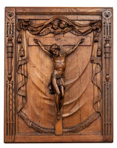 null Haut relief représentant le CHRIST en CROIX en chêne sculpté. Il est entouré...