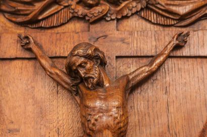null Haut relief représentant le CHRIST en CROIX en chêne sculpté. Il est entouré...