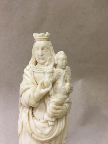 null Vierge à l'enfant - Ivoire de Dieppe - XIXe siècle - Hauteur avec socle: 17...