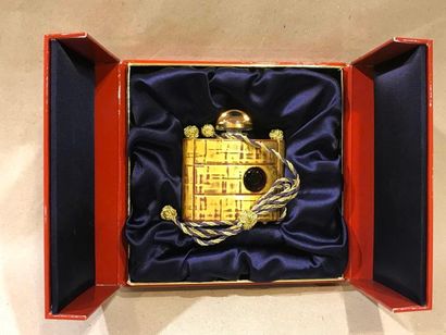 null YVES SAINT LAURENT "Opium"

Flacon de grand luxe doré, Edition Limitée avec...