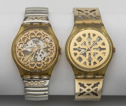 SWATCH - Deux montres de femmes dorées, dont...